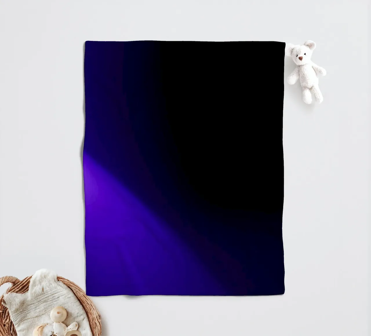 Atemberaubender violetter Scheinwerfer beleuchtet einen dunklen Veranstaltungsort Fleecedecke von DesignDoodle