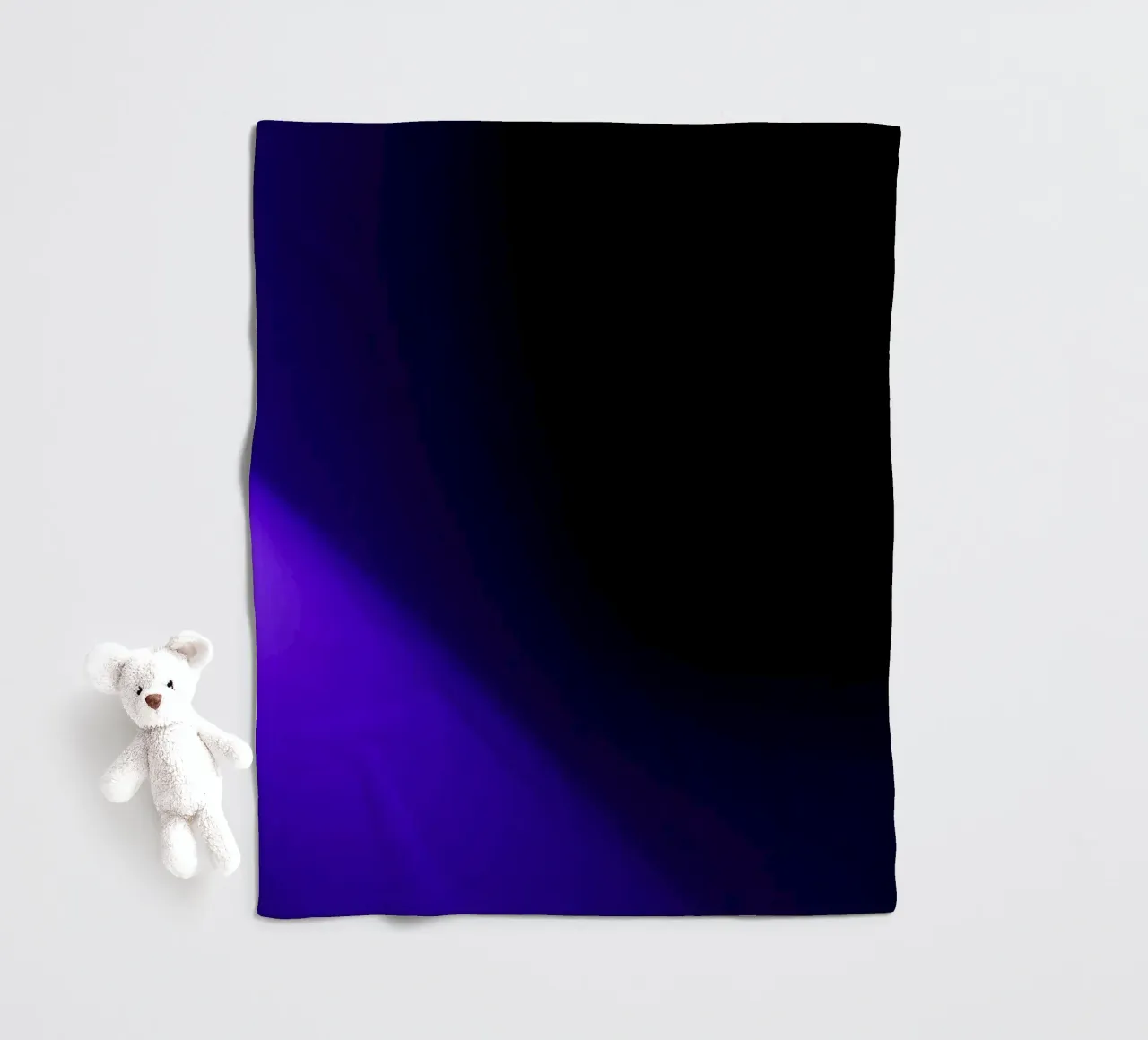 Atemberaubender violetter Scheinwerfer beleuchtet einen dunklen Veranstaltungsort Fleecedecke von DesignDoodle
