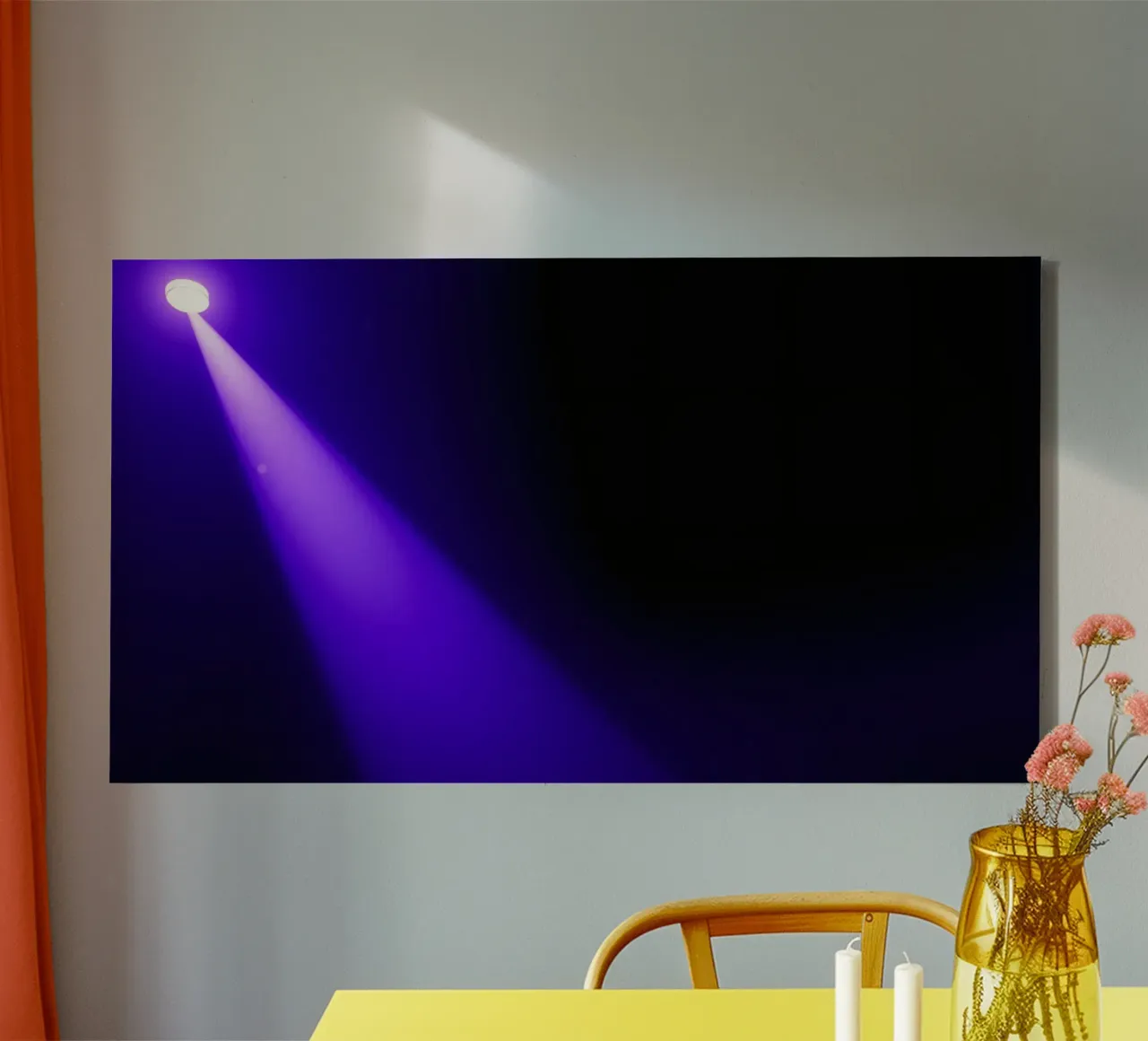 Atemberaubender violetter Scheinwerfer beleuchtet einen dunklen Veranstaltungsort Leinwand von DesignDoodle