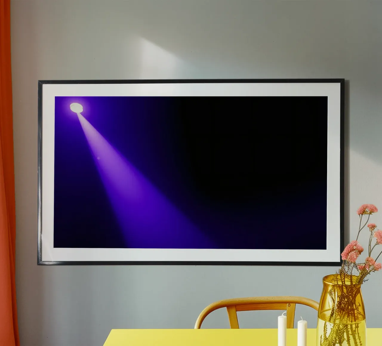 Atemberaubender violetter Scheinwerfer beleuchtet einen dunklen Veranstaltungsort Hahnemühle von DesignDoodle