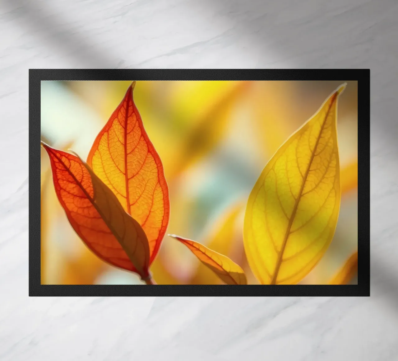 des feuilles d'automne dans les tons orange et jaune paillasson de DesignDoodle