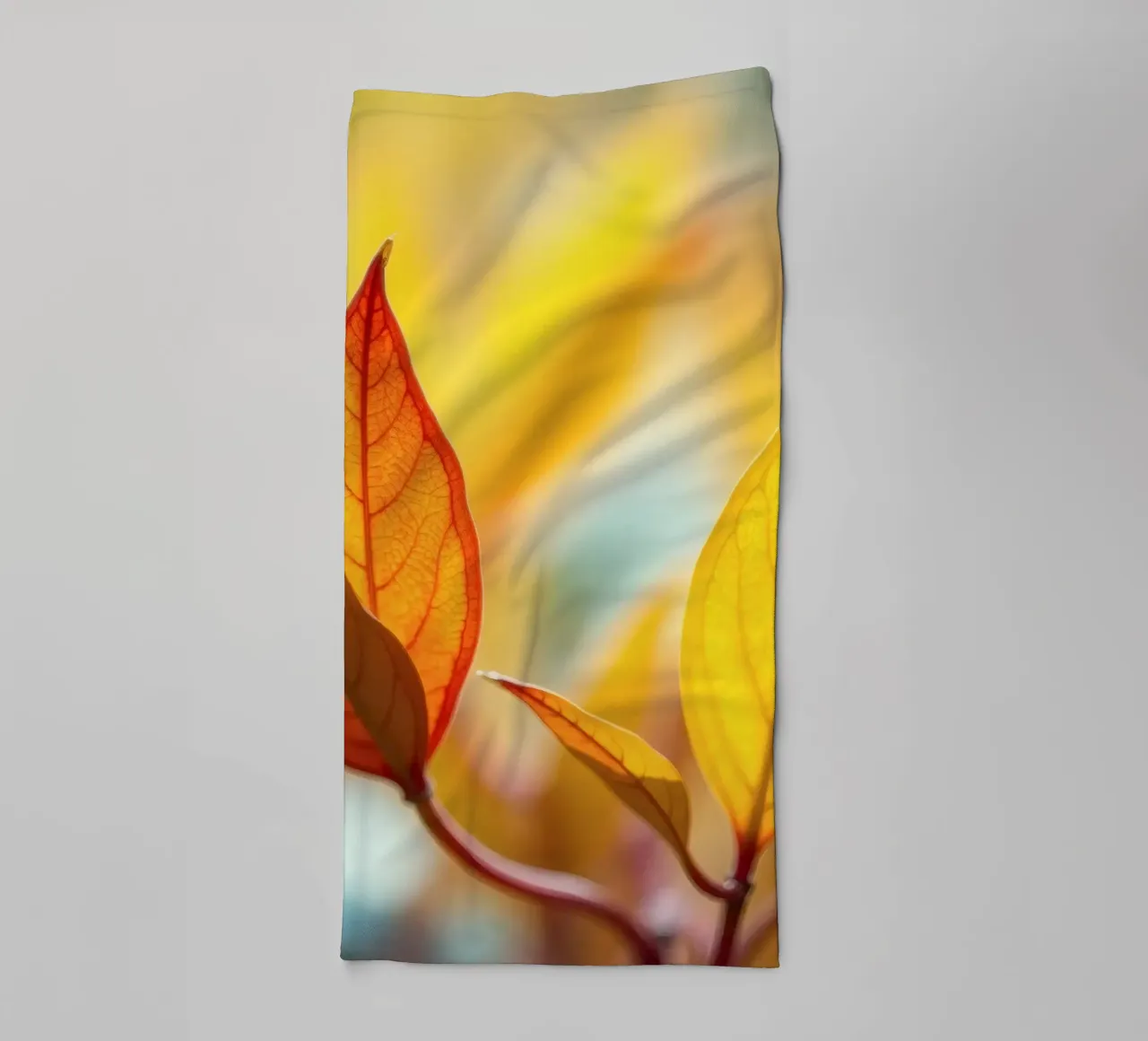 des feuilles d'automne dans les tons orange et jaune serviette de bain de DesignDoodle