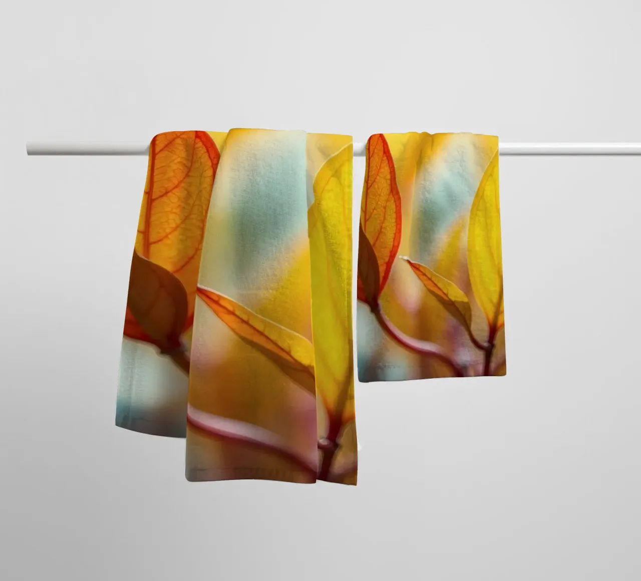 des feuilles d'automne dans les tons orange et jaune serviette de bain de DesignDoodle