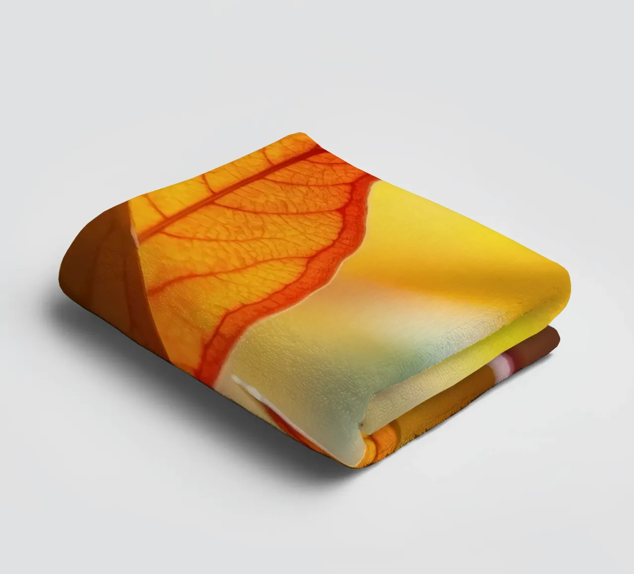 des feuilles d'automne dans les tons orange et jaune serviette de bain de DesignDoodle