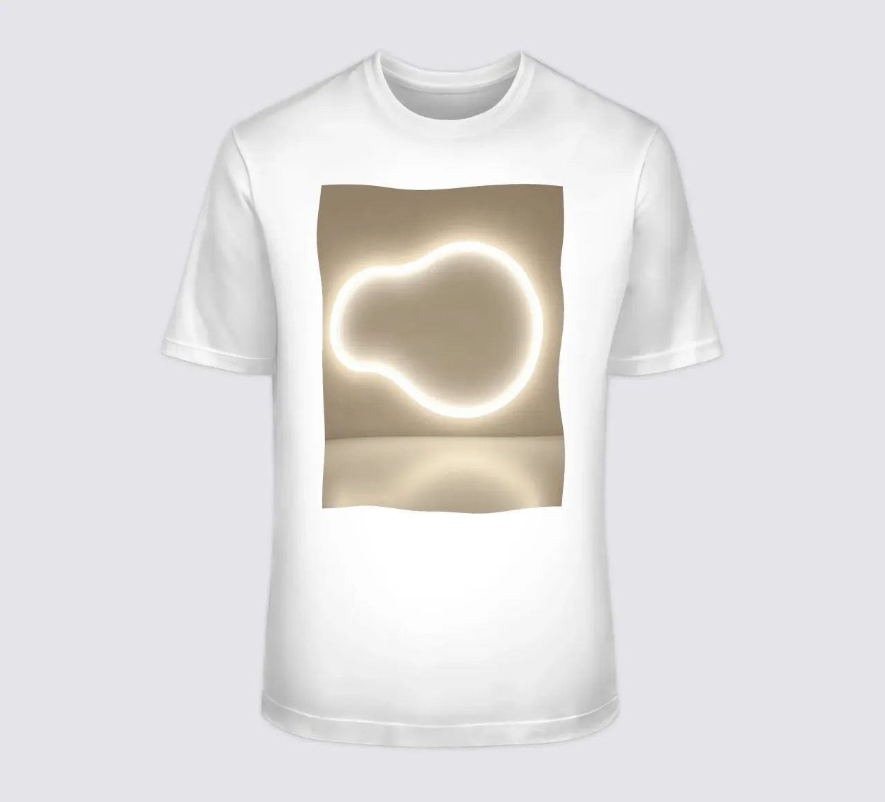 L'installation lumineuse crée une lueur douce contre un mur neutre t-shirt de DesignDoodle