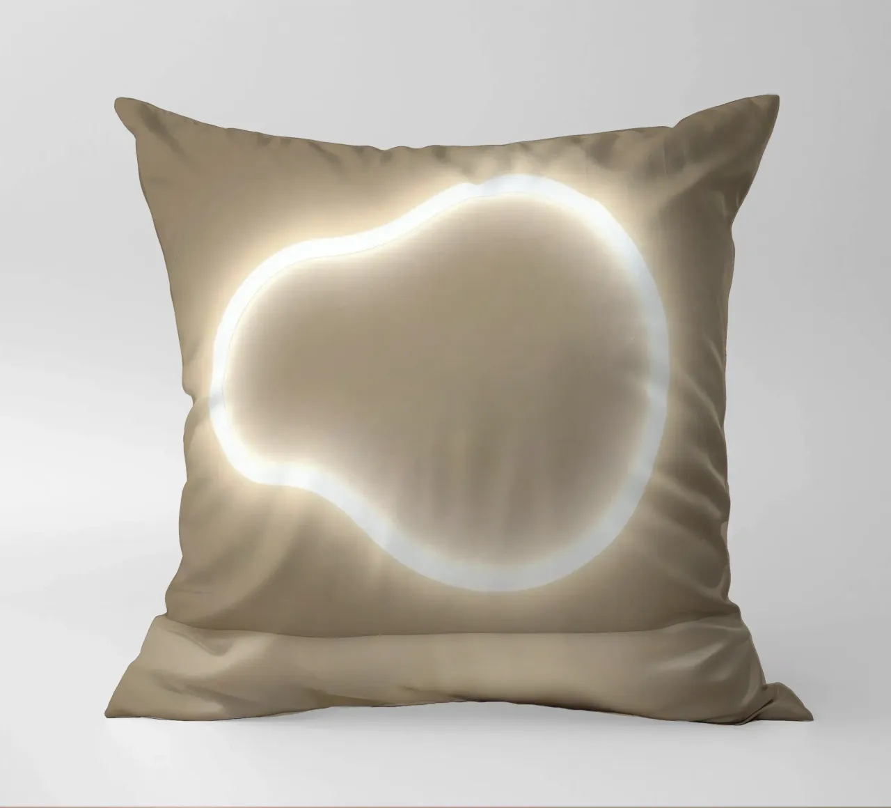 L'installation lumineuse crée une lueur douce contre un mur neutre coussin de DesignDoodle