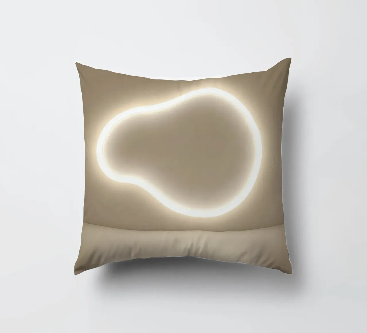 L'installation lumineuse crée une lueur douce contre un mur neutre coussin de DesignDoodle