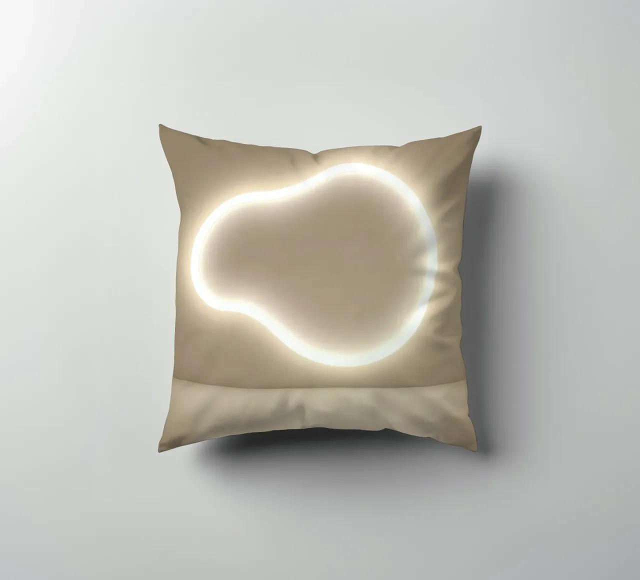 L'installation lumineuse crée une lueur douce contre un mur neutre coussin de DesignDoodle