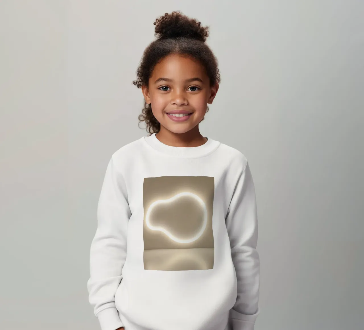 L'installation lumineuse crée une lueur douce contre un mur neutre sweat enfant de DesignDoodle