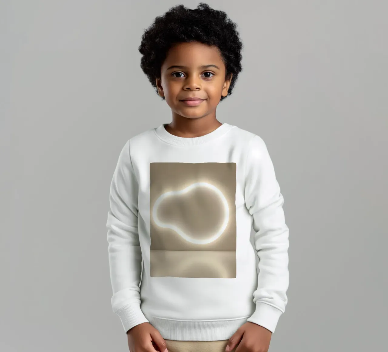 L'installation lumineuse crée une lueur douce contre un mur neutre sweat enfant de DesignDoodle