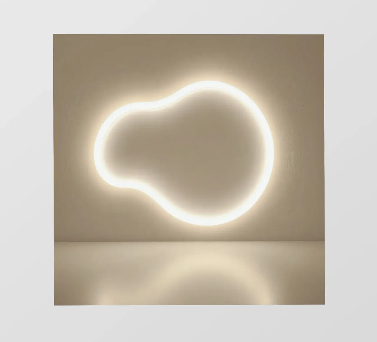 Lichtinstallation erzeugt sanftes Leuchten vor neutraler Wand Fototapete von DesignDoodle