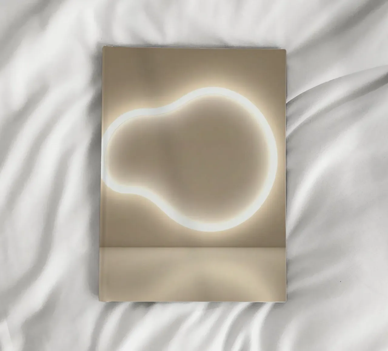 L'installation lumineuse crée une lueur douce contre un mur neutre carnet de notes de DesignDoodle