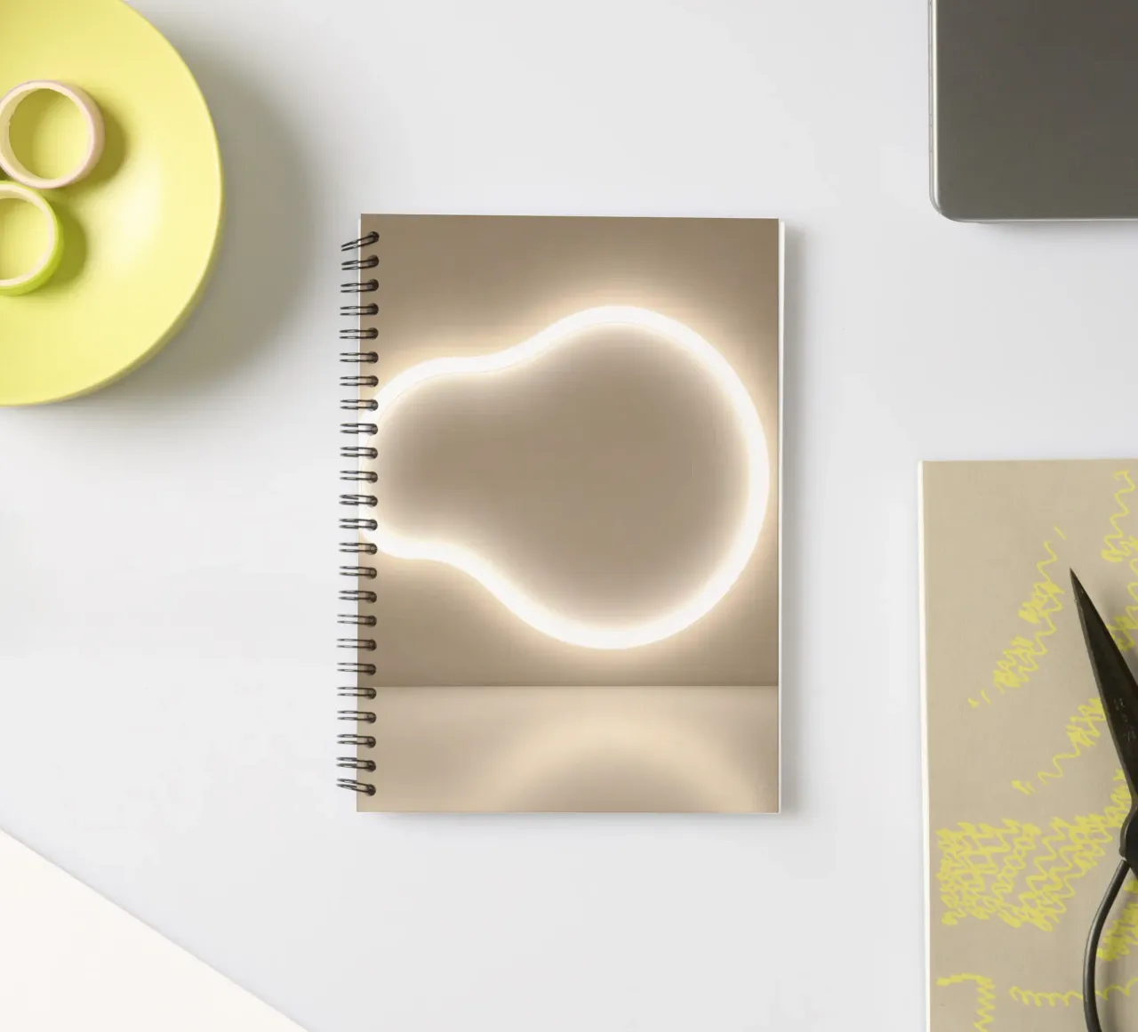 L'installation lumineuse crée une lueur douce contre un mur neutre carnet à spirale de DesignDoodle