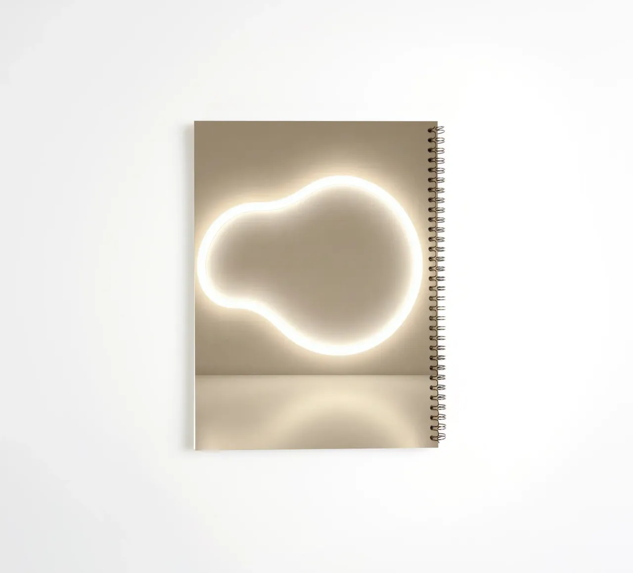 L'installation lumineuse crée une lueur douce contre un mur neutre carnet à spirale de DesignDoodle