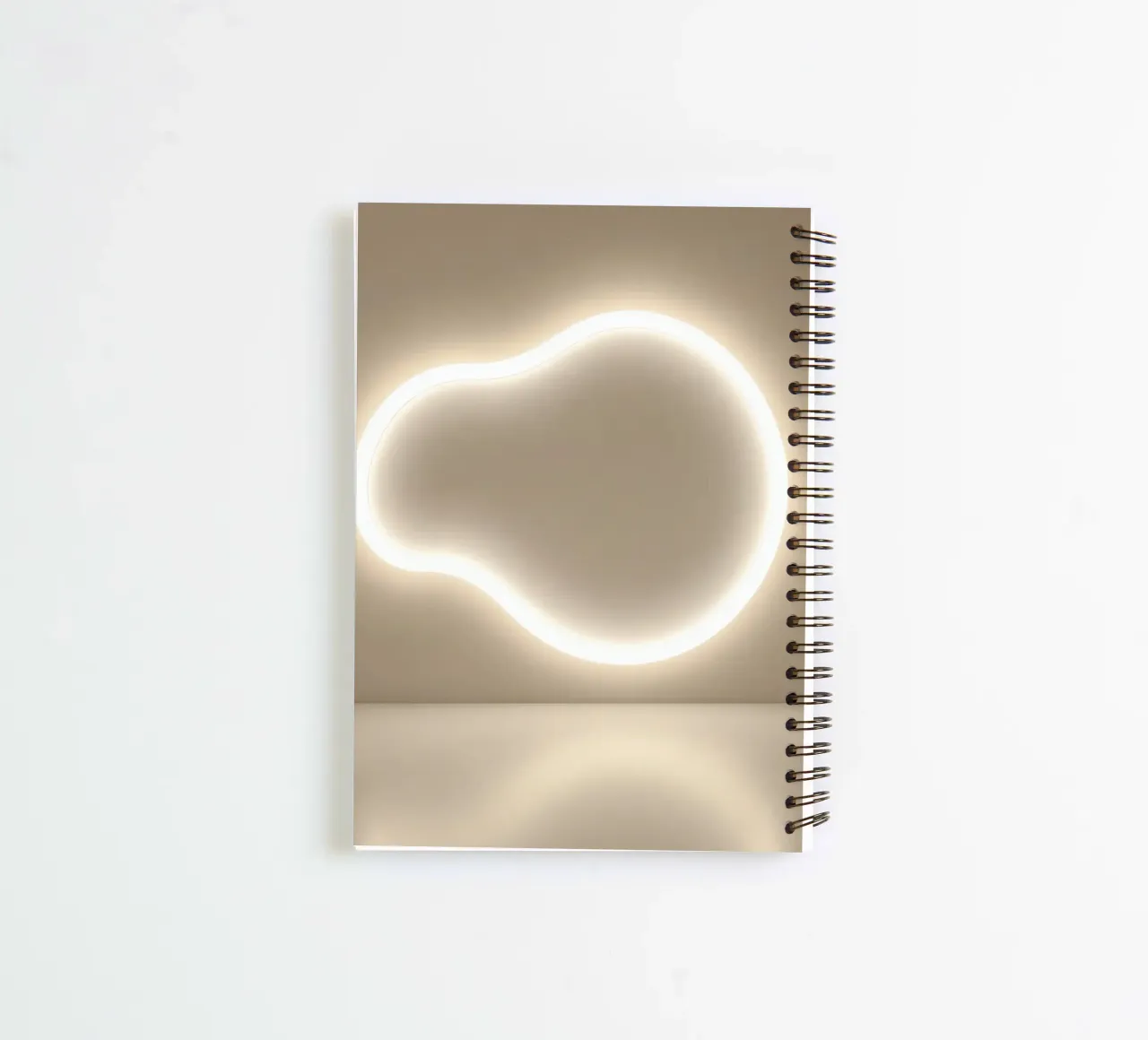 L'installation lumineuse crée une lueur douce contre un mur neutre carnet à spirale de DesignDoodle