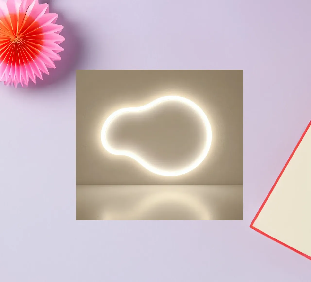 L'installation lumineuse crée une lueur douce contre un mur neutre autocollant de DesignDoodle