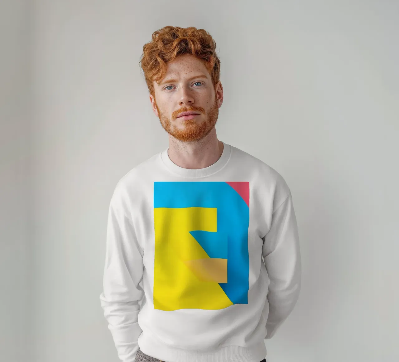 Forme geometriche colorate disposte in una vibrante composizione felpa da DesignDoodle