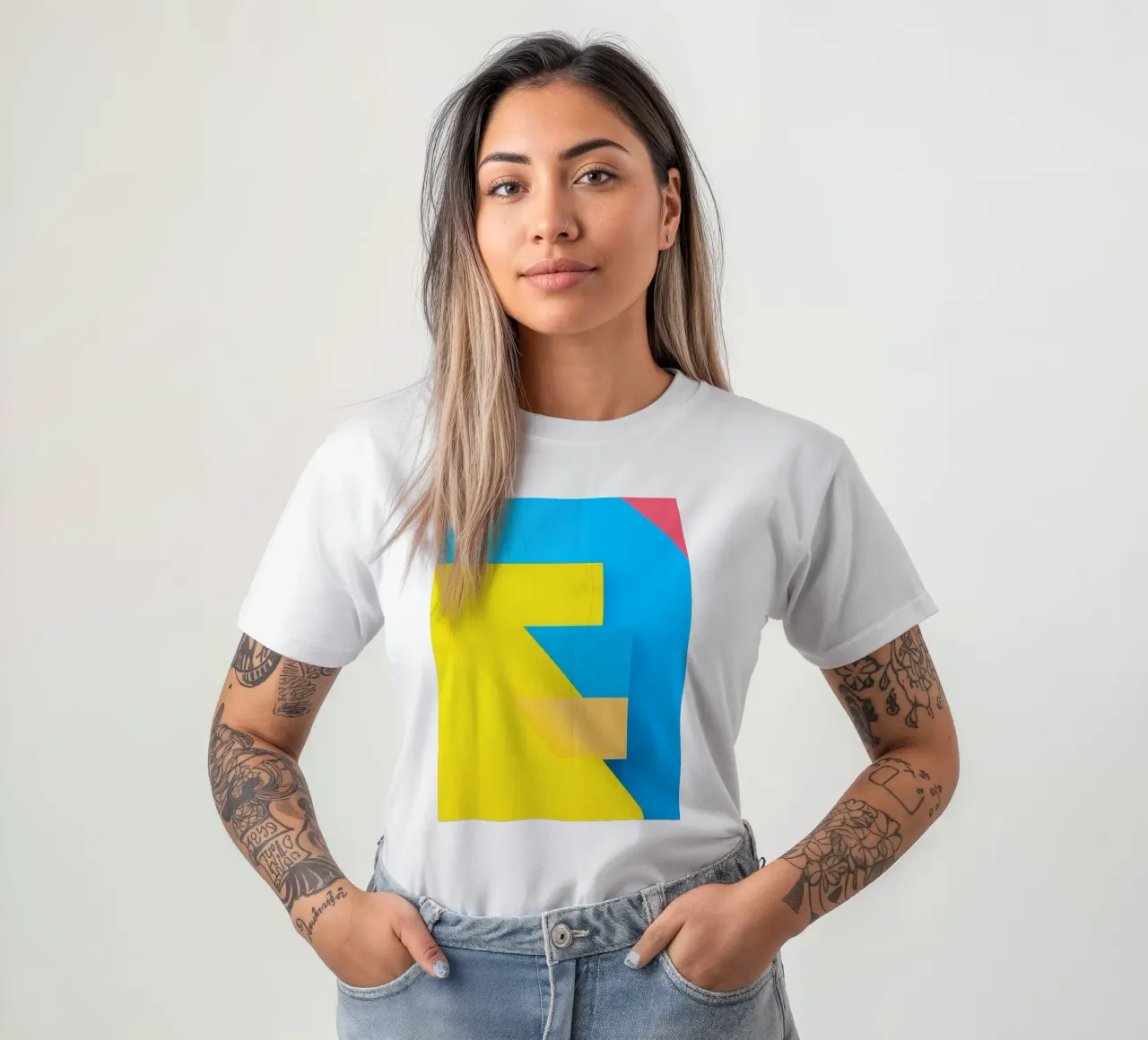 Forme geometriche colorate disposte in una vibrante composizione t-shirt da DesignDoodle