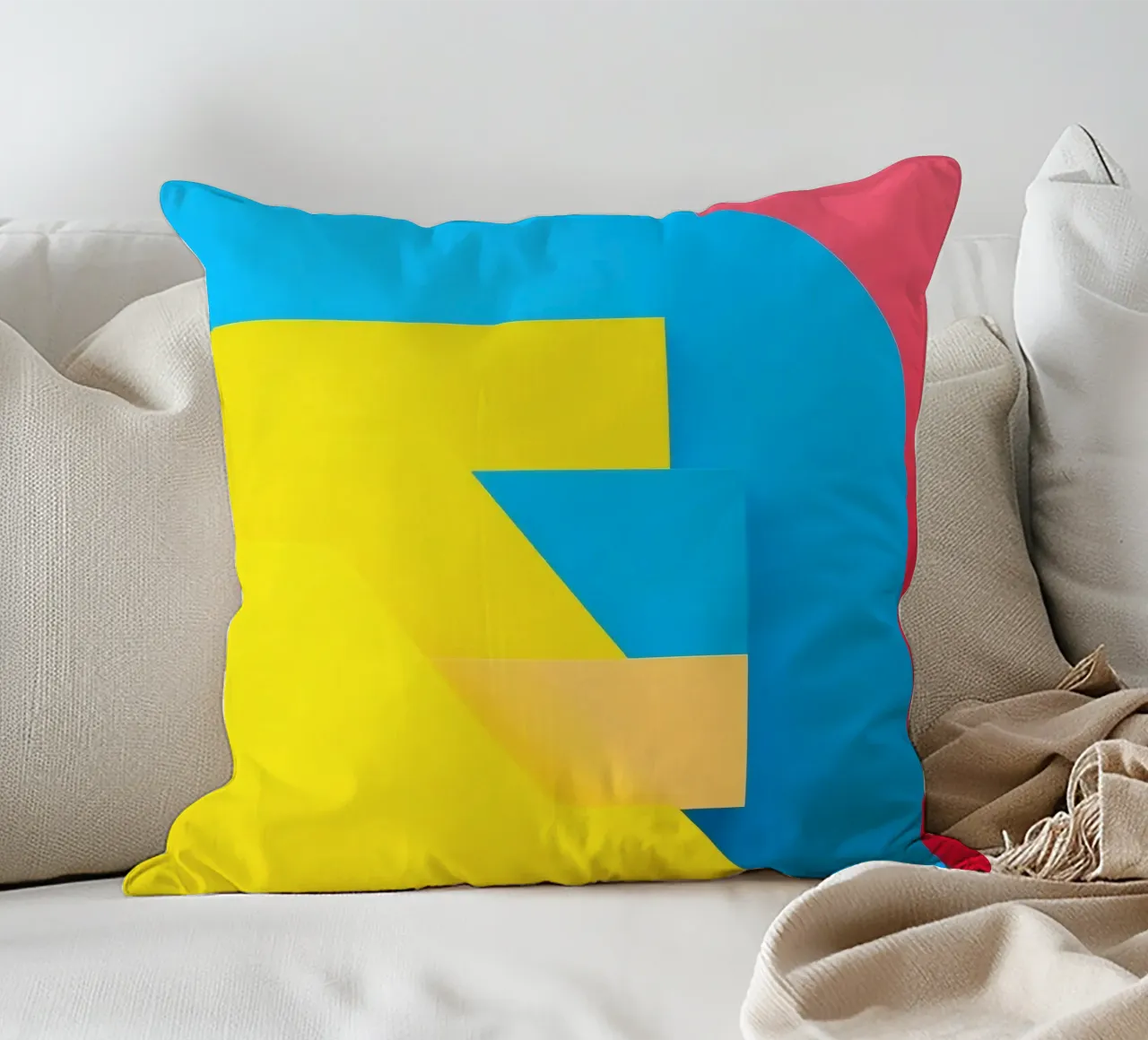 Forme geometriche colorate disposte in una vibrante composizione cuscino da DesignDoodle