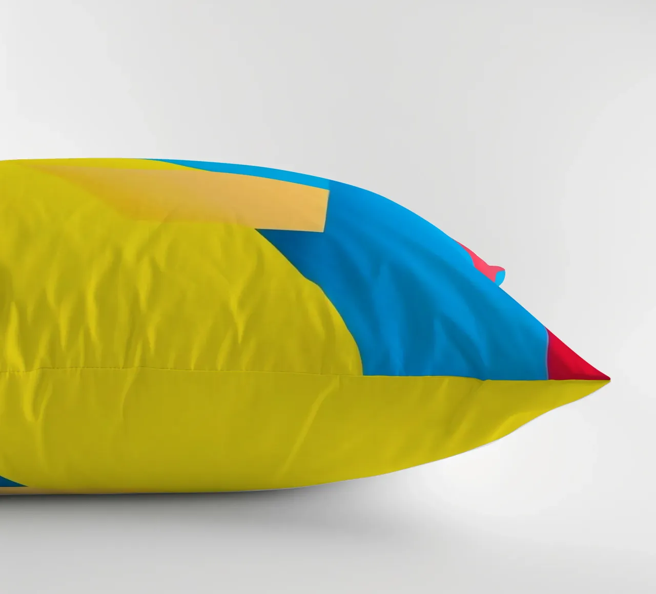 Forme geometriche colorate disposte in una vibrante composizione cuscino da DesignDoodle