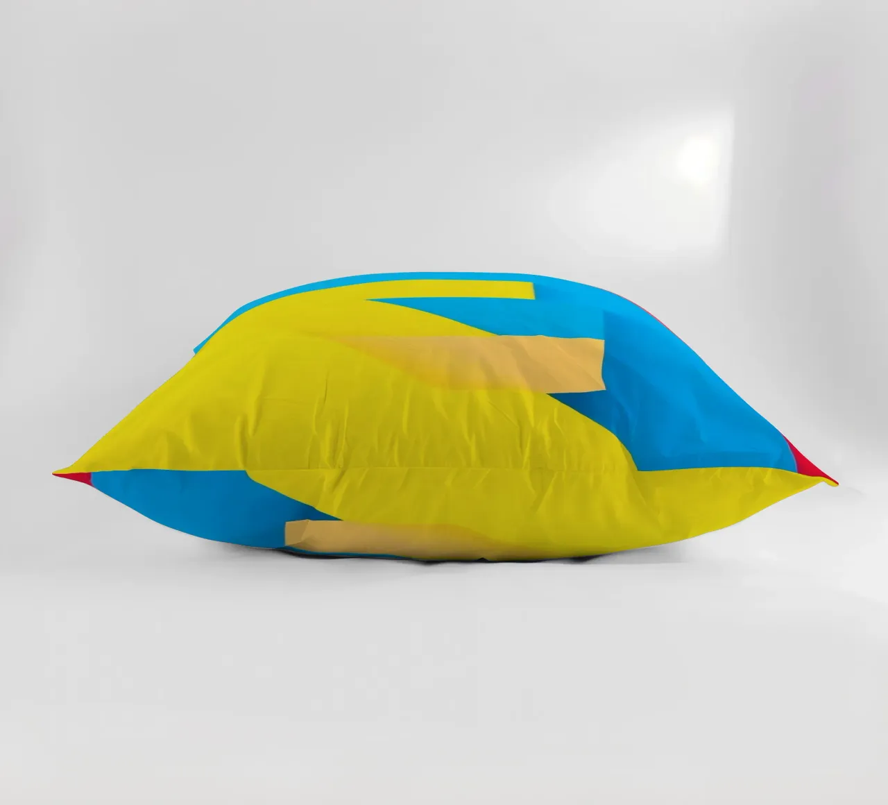 Forme geometriche colorate disposte in una vibrante composizione cuscino da DesignDoodle