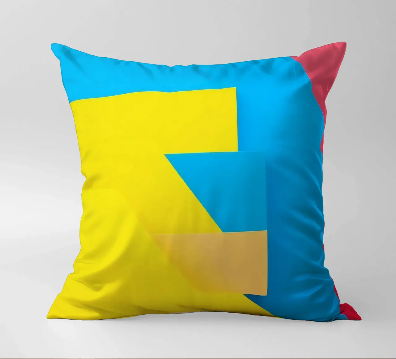 Forme geometriche colorate disposte in una vibrante composizione cuscino da DesignDoodle