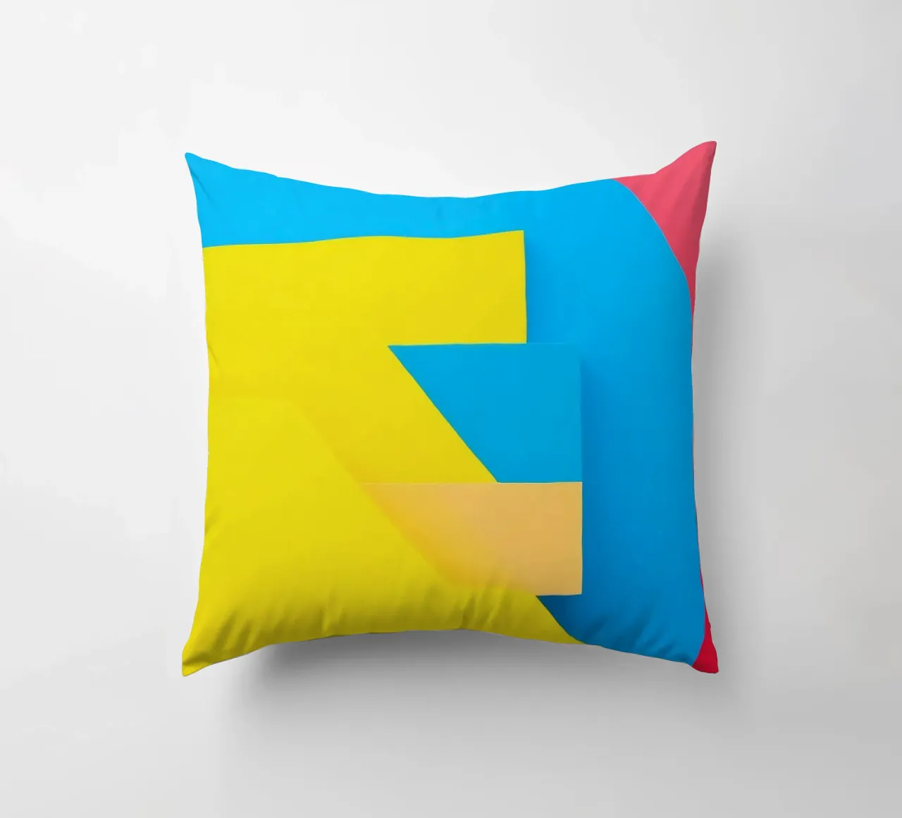 Forme geometriche colorate disposte in una vibrante composizione cuscino da DesignDoodle