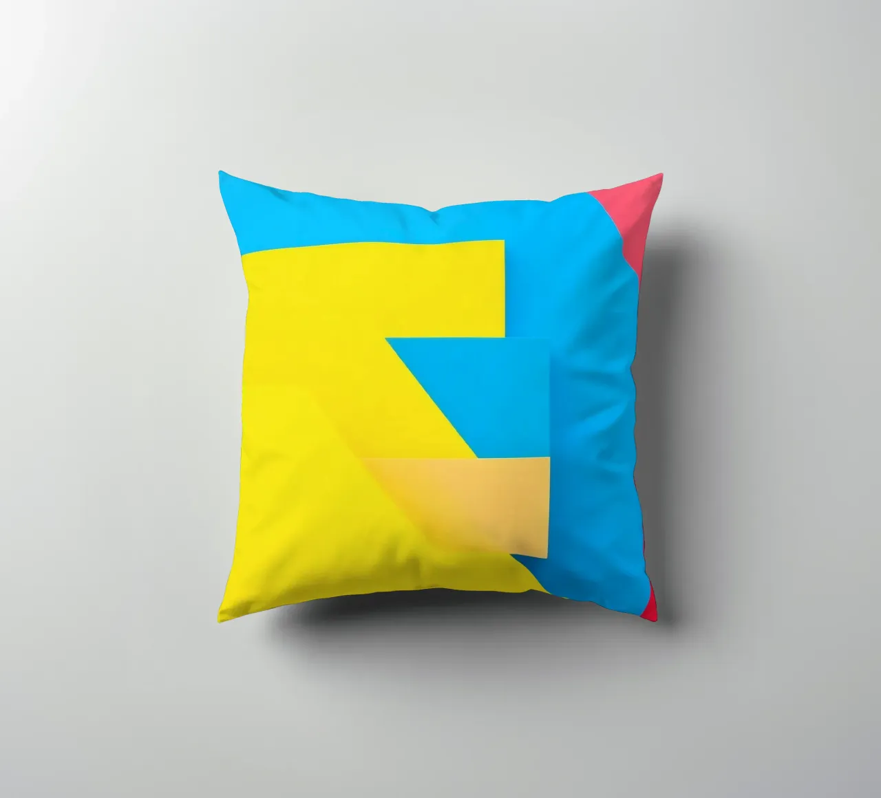 Forme geometriche colorate disposte in una vibrante composizione cuscino da DesignDoodle