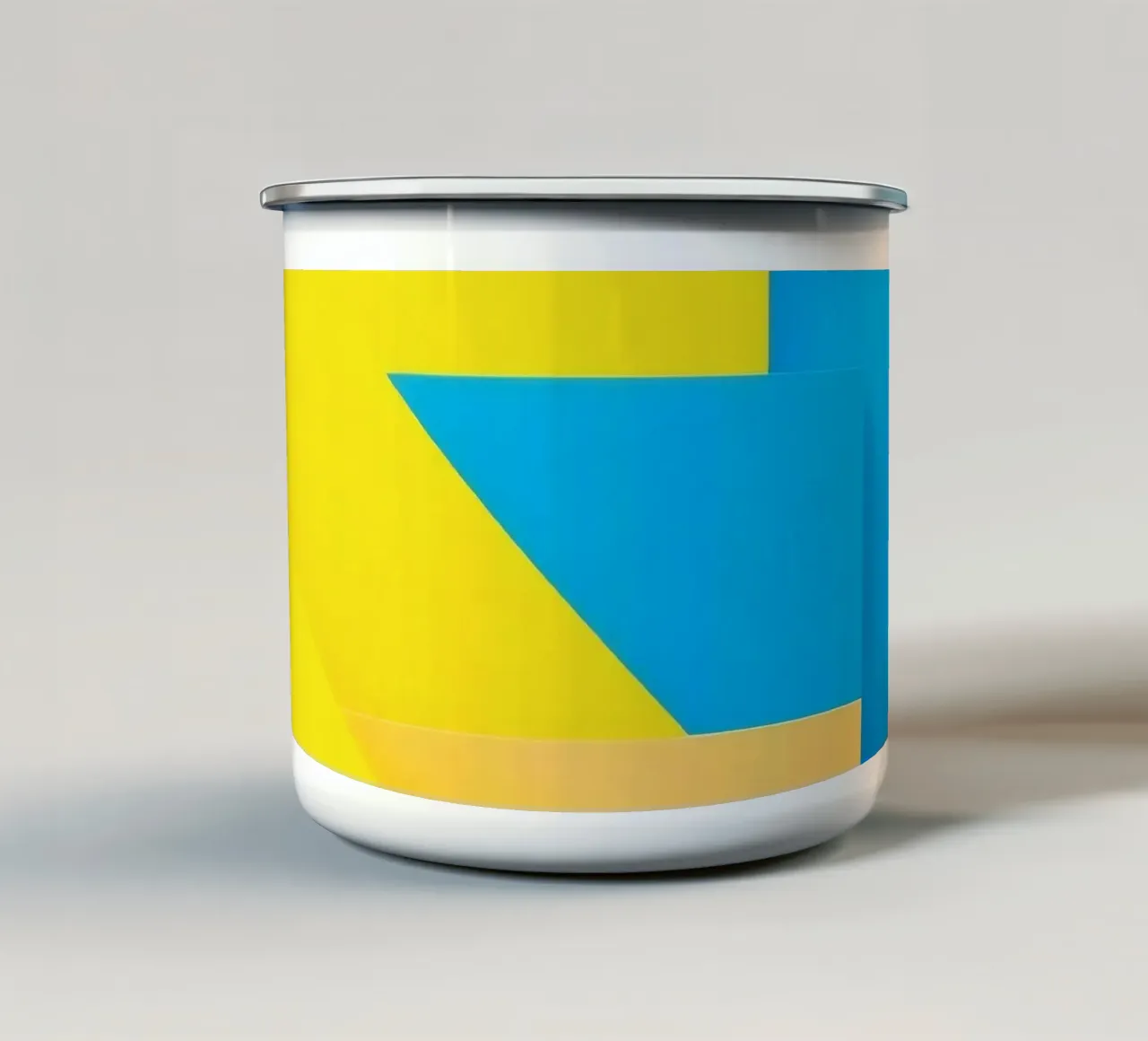 Forme geometriche colorate disposte in una vibrante composizione tazza in smalto da DesignDoodle