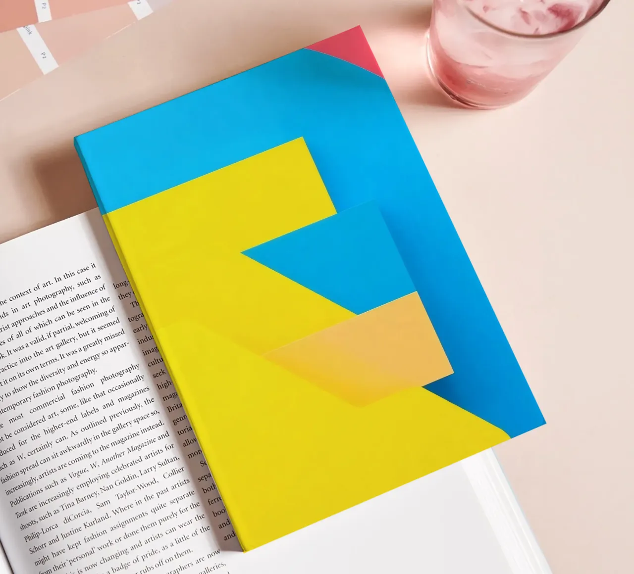 Forme geometriche colorate disposte in una vibrante composizione diario da DesignDoodle