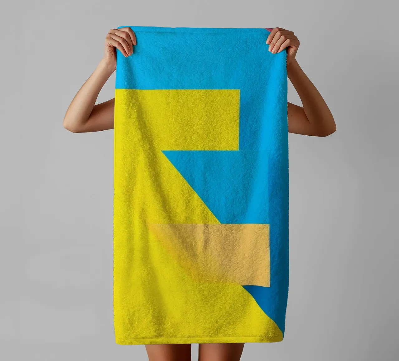 Forme geometriche colorate disposte in una vibrante composizione asciugamano da bagno da DesignDoodle