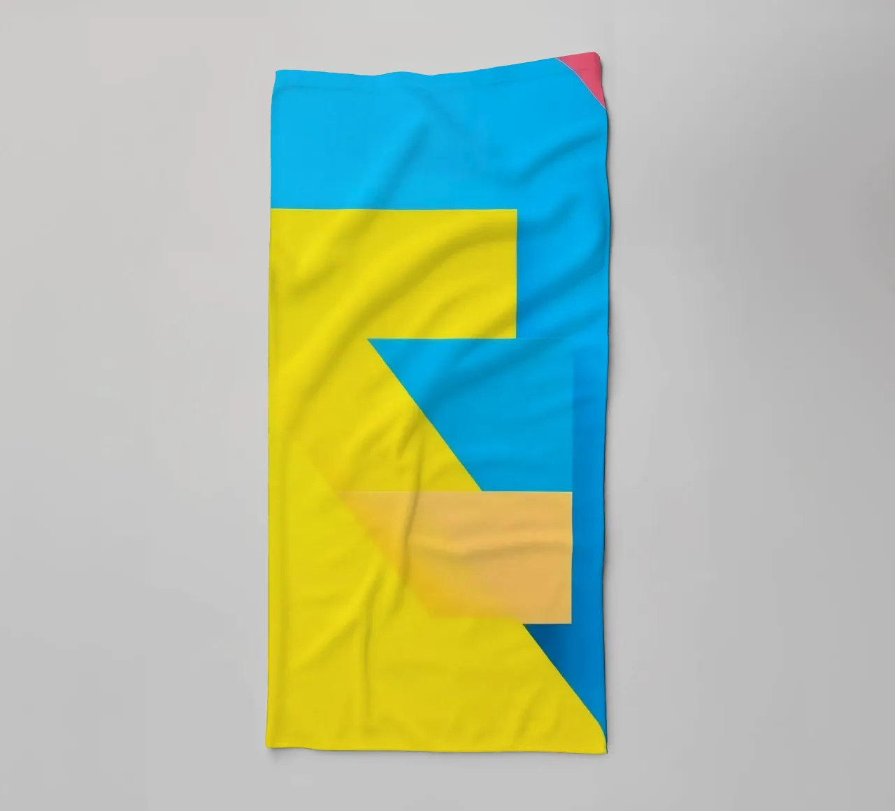 Forme geometriche colorate disposte in una vibrante composizione asciugamano da bagno da DesignDoodle