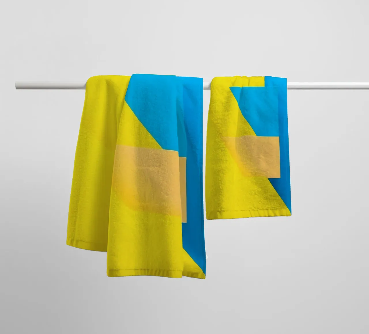 Forme geometriche colorate disposte in una vibrante composizione asciugamano da bagno da DesignDoodle