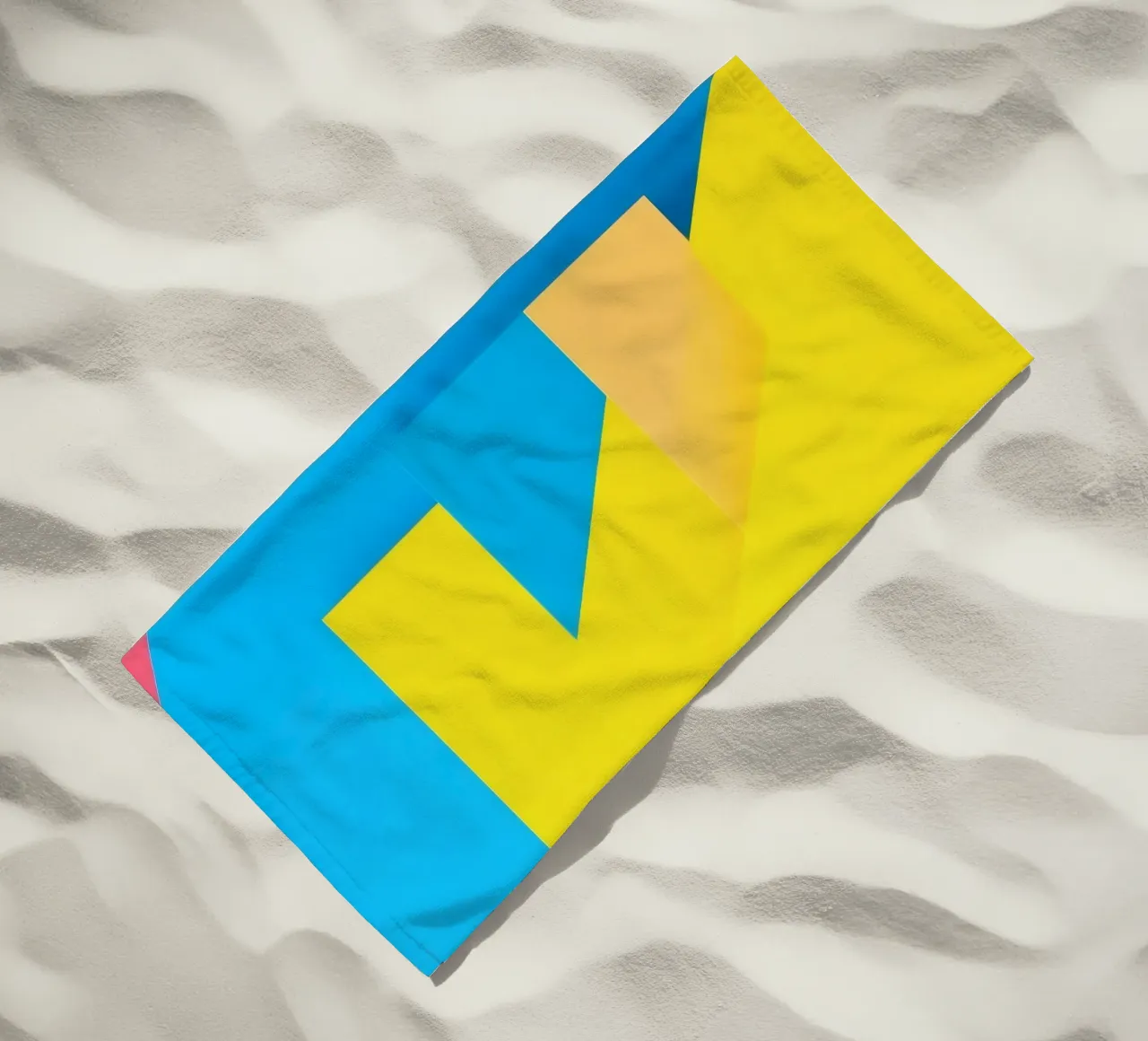 Forme geometriche colorate disposte in una vibrante composizione telo mare da DesignDoodle