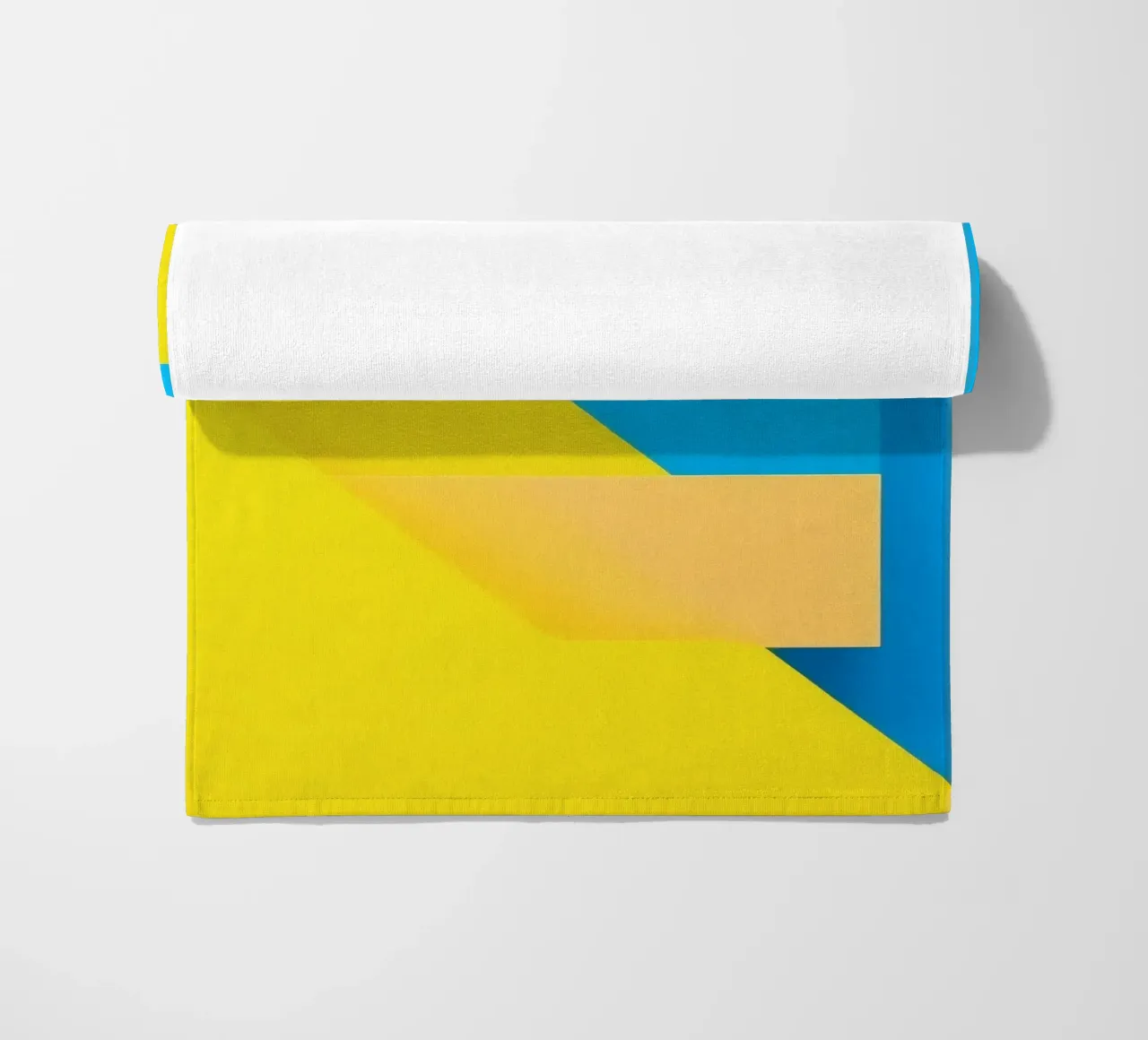 Forme geometriche colorate disposte in una vibrante composizione telo mare da DesignDoodle