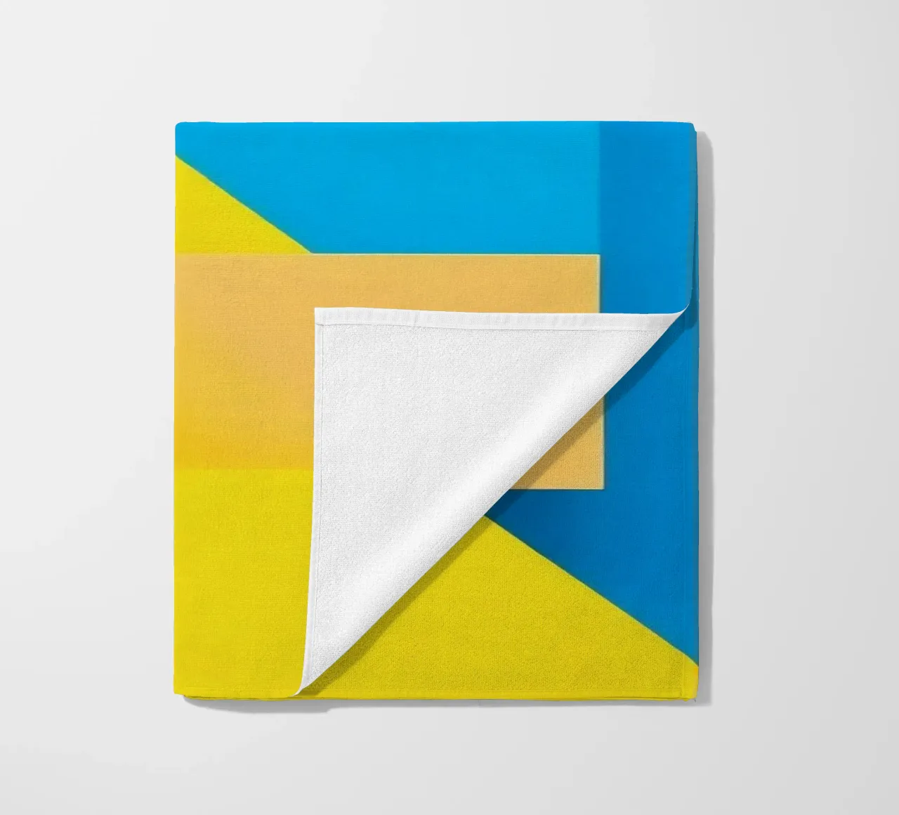 Forme geometriche colorate disposte in una vibrante composizione telo mare da DesignDoodle