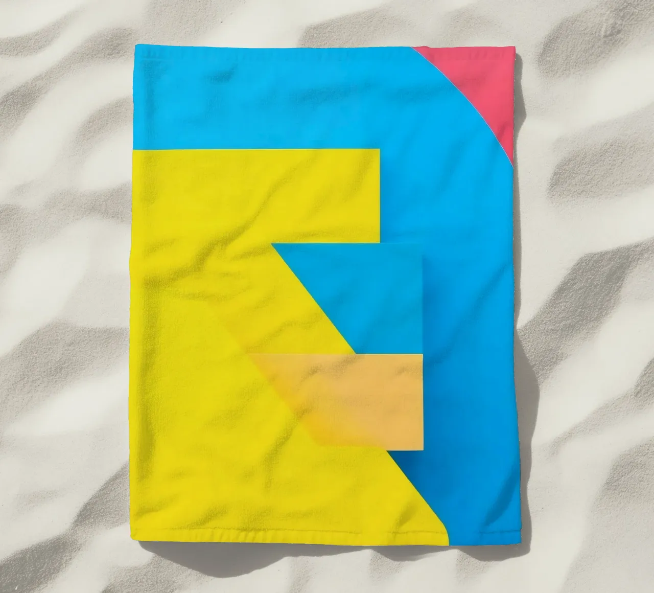 Forme geometriche colorate disposte in una vibrante composizione telo mare da DesignDoodle