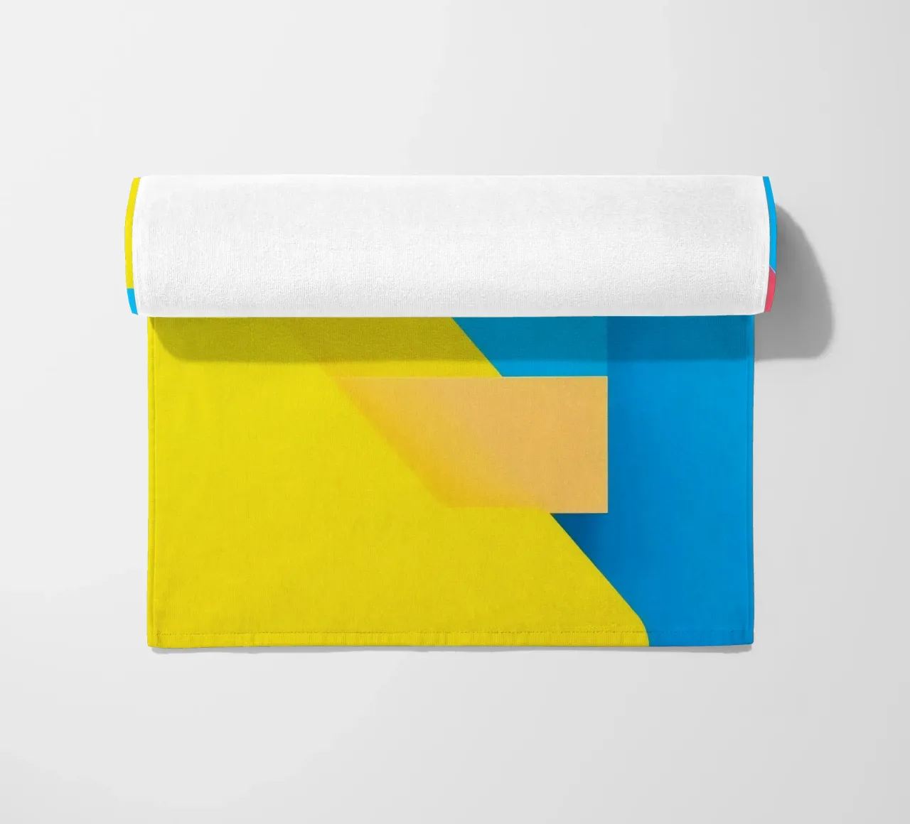 Forme geometriche colorate disposte in una vibrante composizione telo mare da DesignDoodle