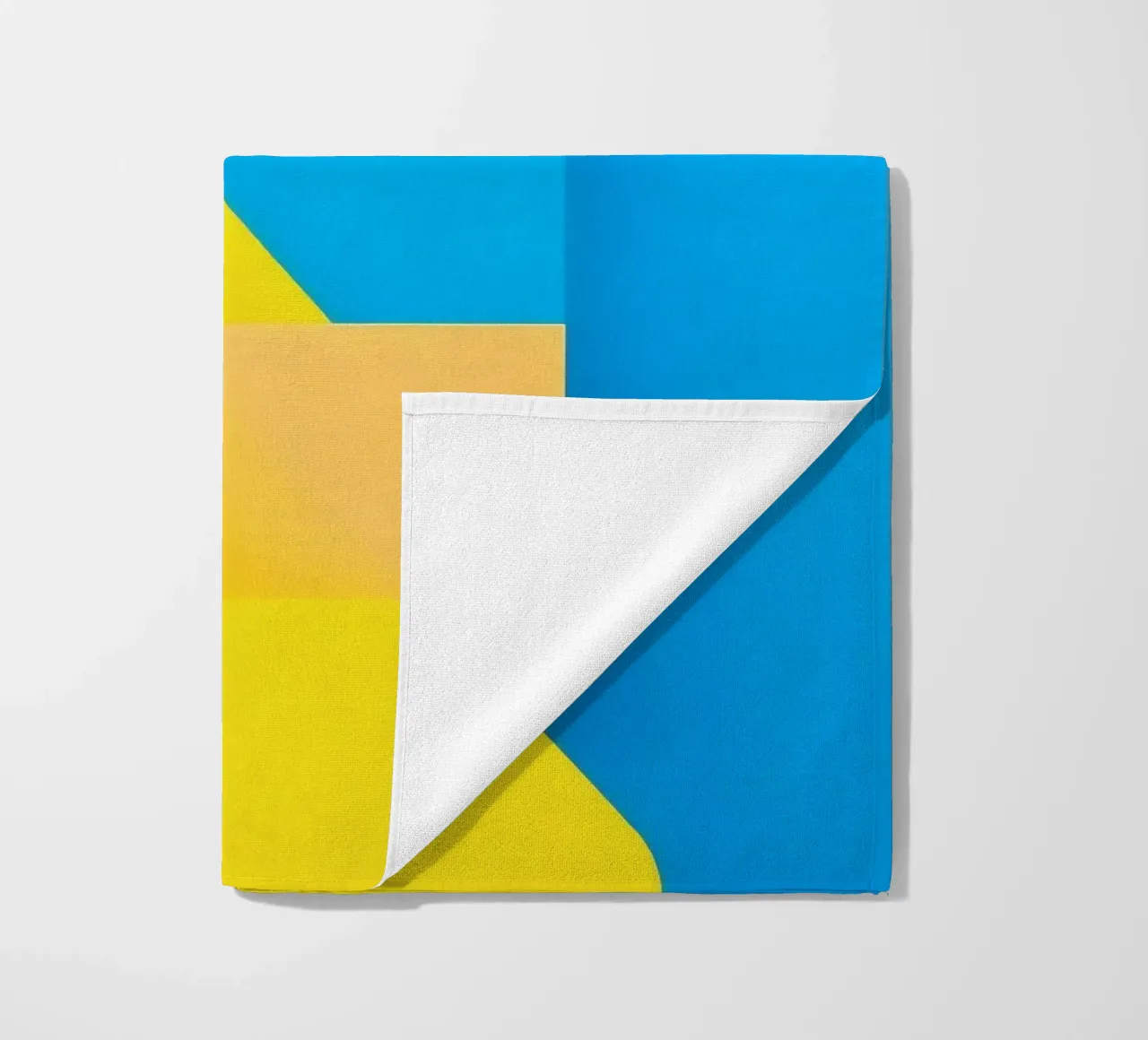 Forme geometriche colorate disposte in una vibrante composizione telo mare da DesignDoodle