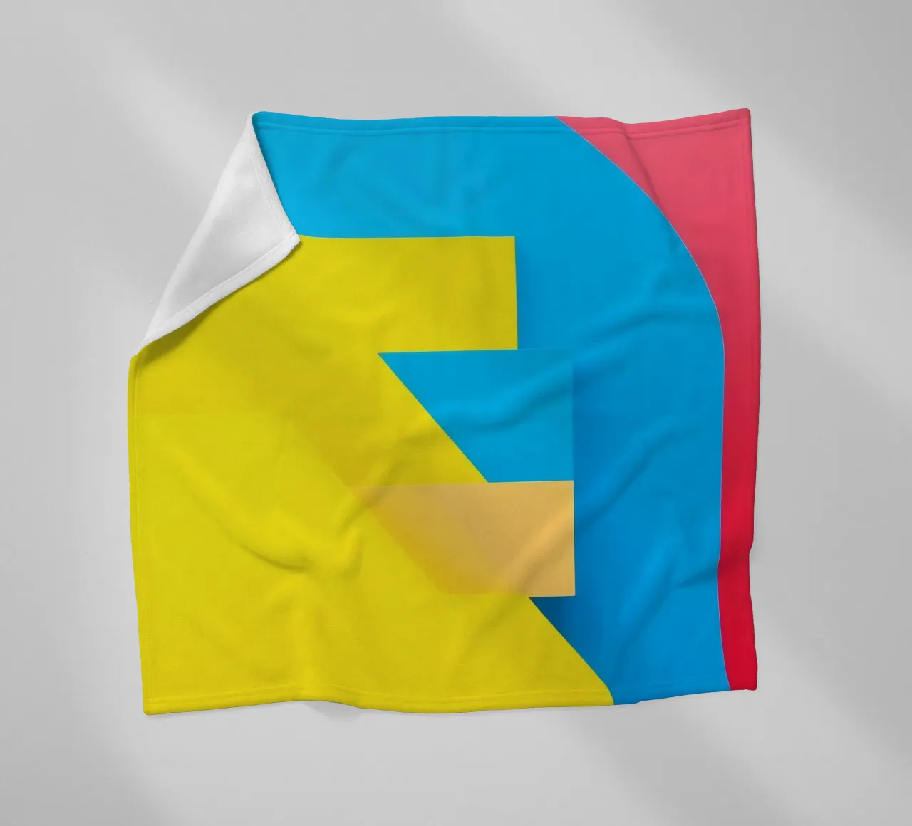 Forme geometriche colorate disposte in una vibrante composizione coperta in pile da DesignDoodle