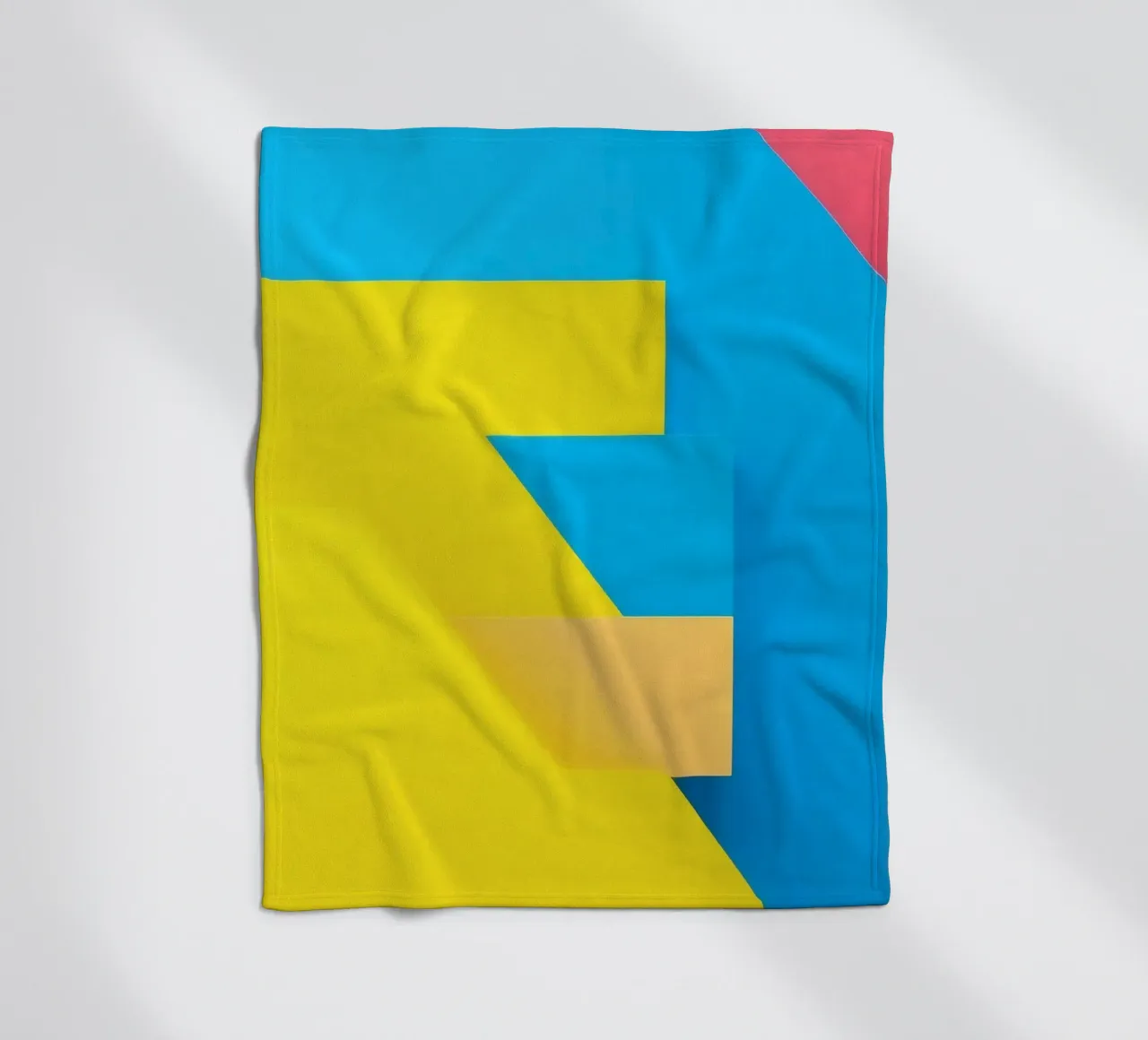 Forme geometriche colorate disposte in una vibrante composizione coperta in pile da DesignDoodle