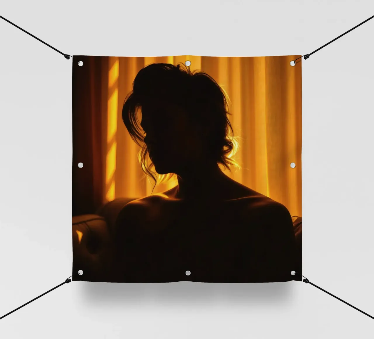 Una luce morbida e dorata delinea la figura di una persona contro una tenda trasparente telo in pvc da DesignDoodle