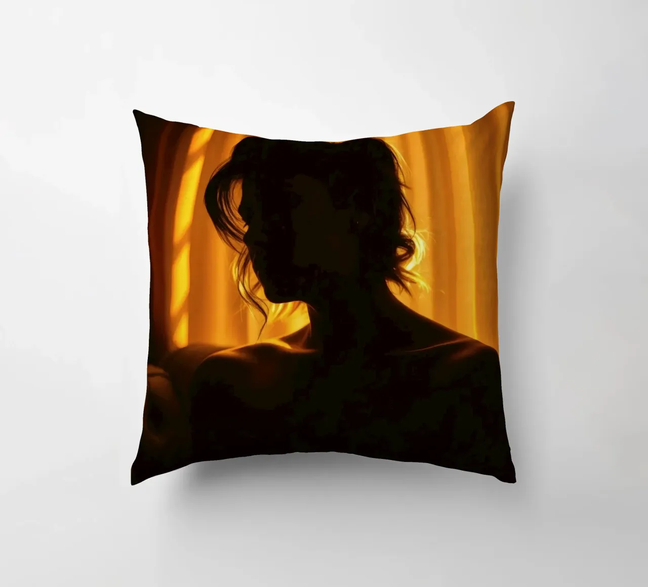 Una luce morbida e dorata delinea la figura di una persona contro una tenda trasparente cuscino da DesignDoodle
