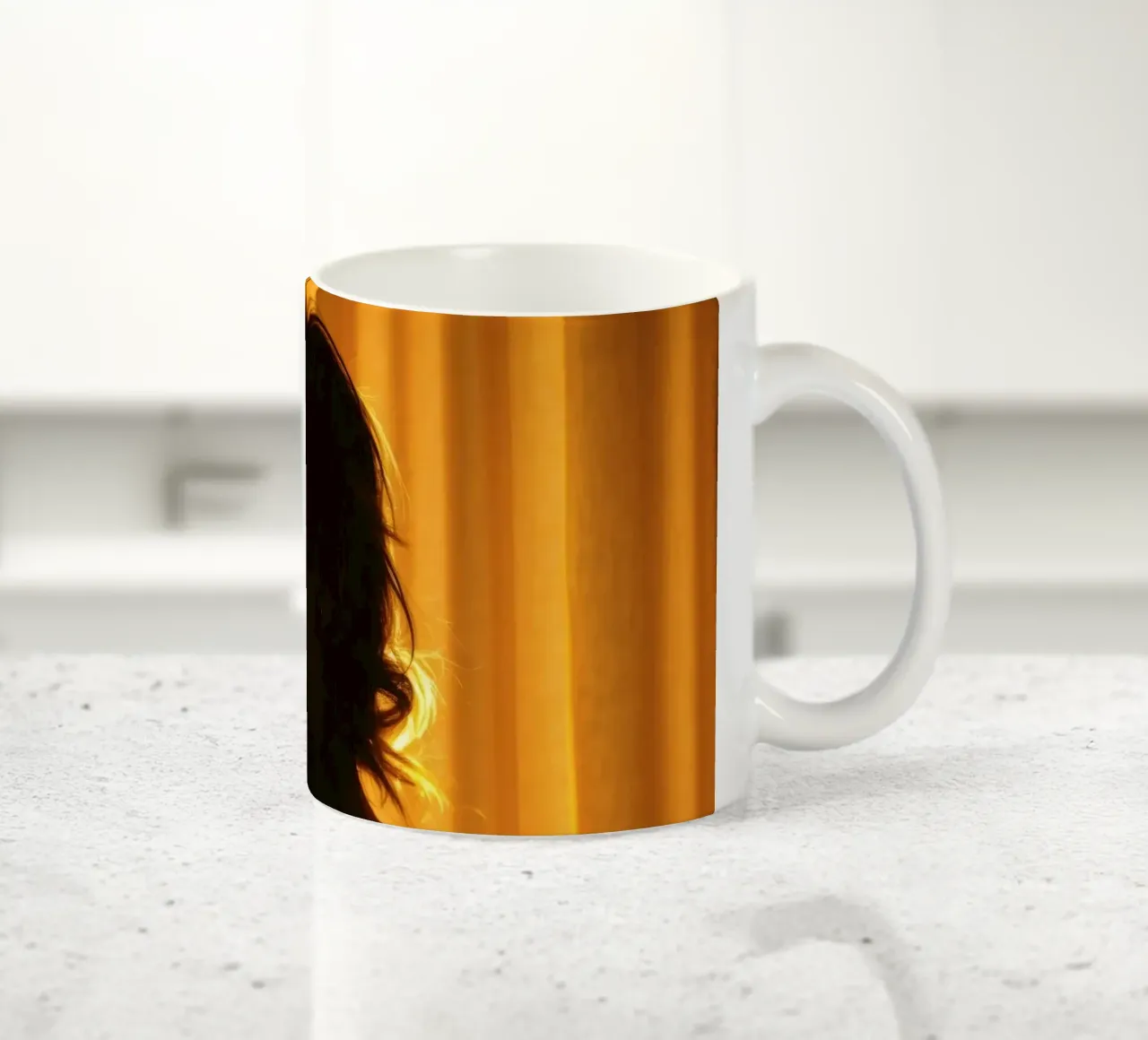 Una luce morbida e dorata delinea la figura di una persona contro una tenda trasparente tazza in ceramica da DesignDoodle
