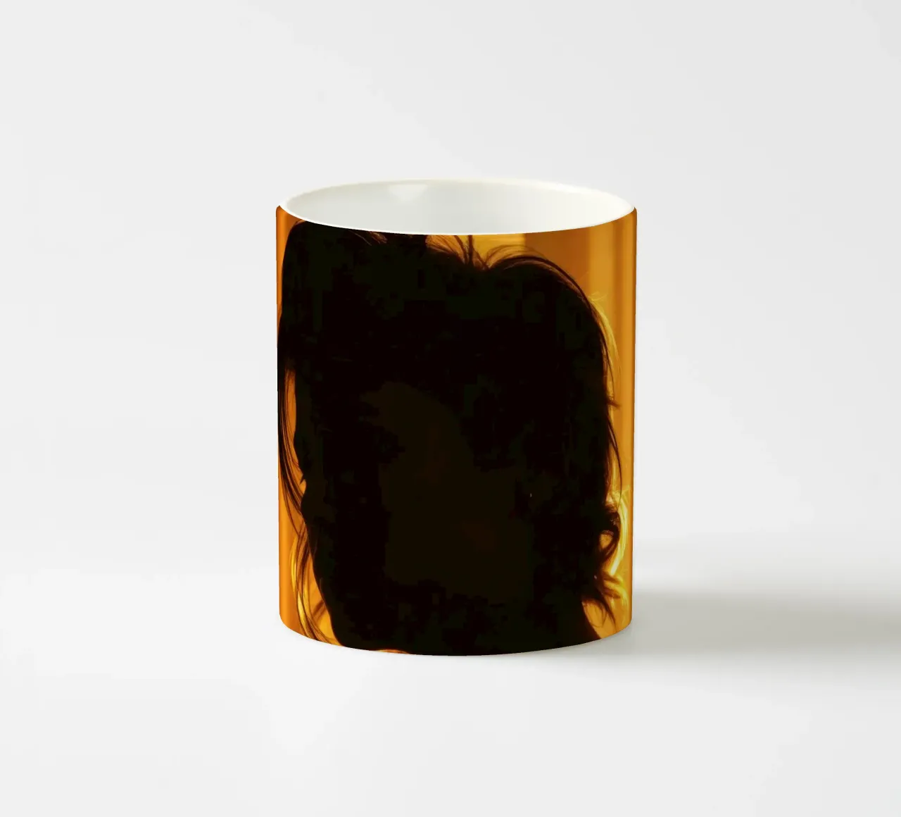 Una luce morbida e dorata delinea la figura di una persona contro una tenda trasparente tazza in ceramica da DesignDoodle