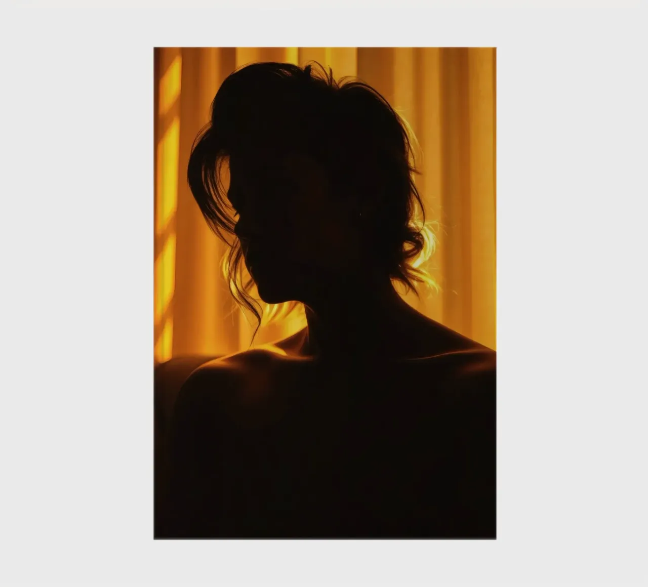 Une lumière douce et dorée dessine la silhouette d'une personne sur un rideau transparent. carnet de notes de DesignDoodle