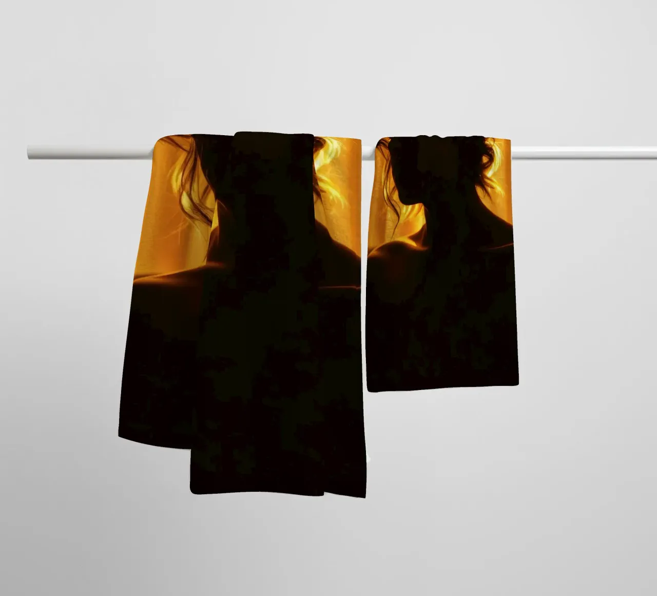 Una luce morbida e dorata delinea la figura di una persona contro una tenda trasparente asciugamano da bagno da DesignDoodle