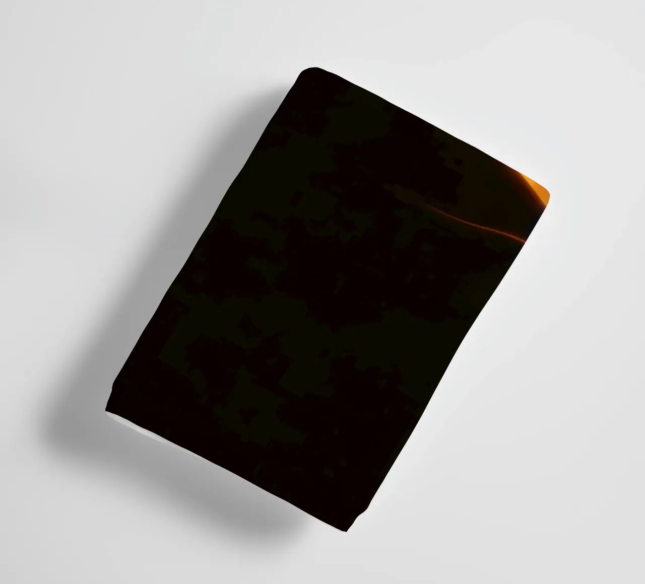 Una luce morbida e dorata delinea la figura di una persona contro una tenda trasparente asciugamano da bagno da DesignDoodle