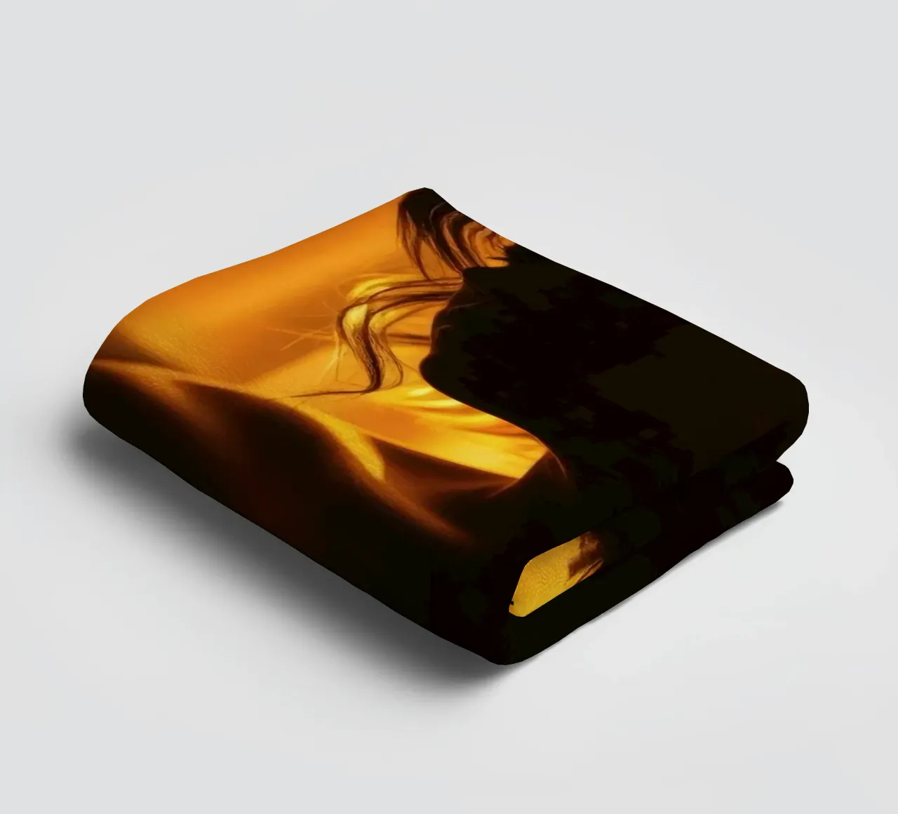 Una luce morbida e dorata delinea la figura di una persona contro una tenda trasparente asciugamano da bagno da DesignDoodle