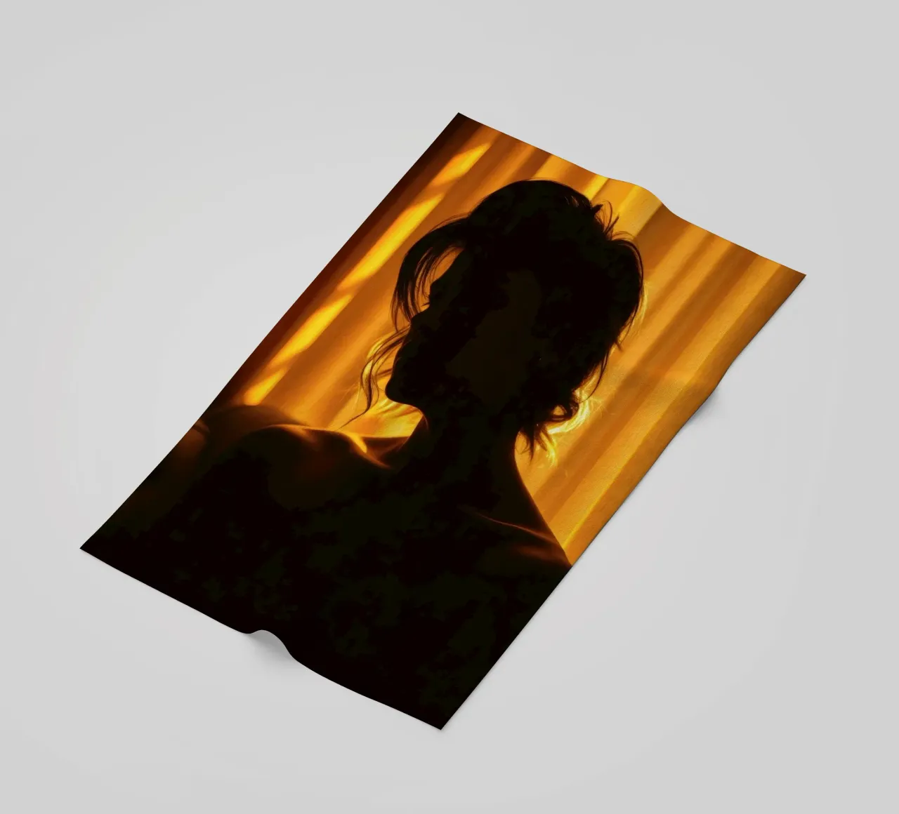 Una luce morbida e dorata delinea la figura di una persona contro una tenda trasparente telo mare da DesignDoodle